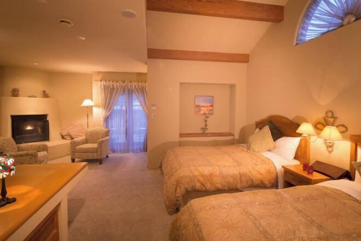 Ropa de cama de alta calidad, escritorio, wifi gratis y ropa de cama