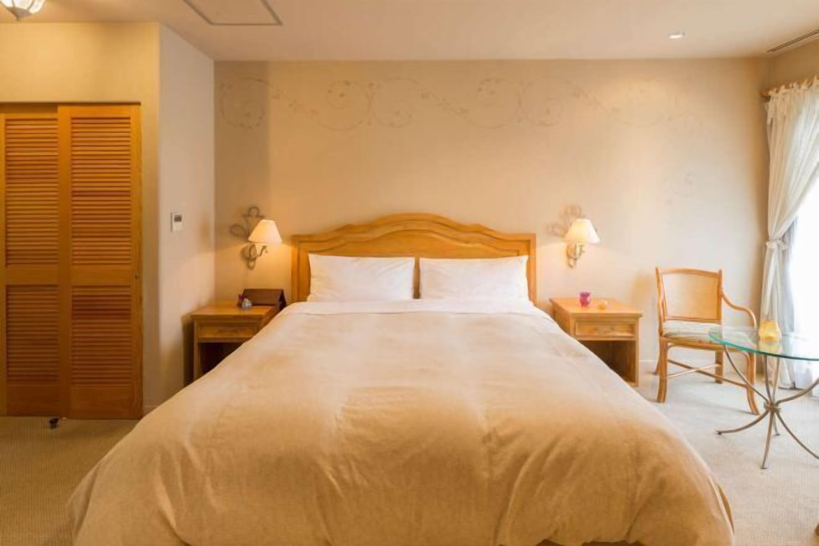 Roba de llit d'alta qualitat, escriptori, wifi gratuïta i roba de llit 