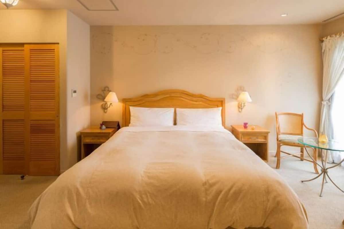 Premium bedding, desk, free WiFi, bed sheets