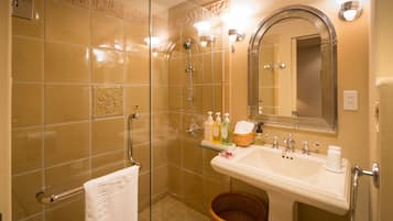 Gratis toiletartikelen, een haardroger, pantoffels