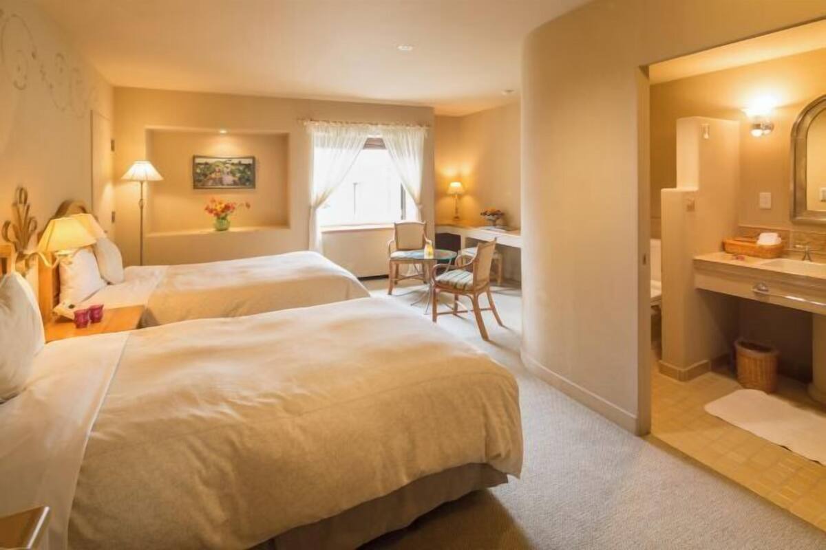 Ropa de cama de alta calidad, escritorio, wifi gratis y ropa de cama