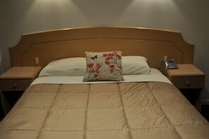 Senger med Select Comfort-madrass, skrivebord og blendingsgardiner