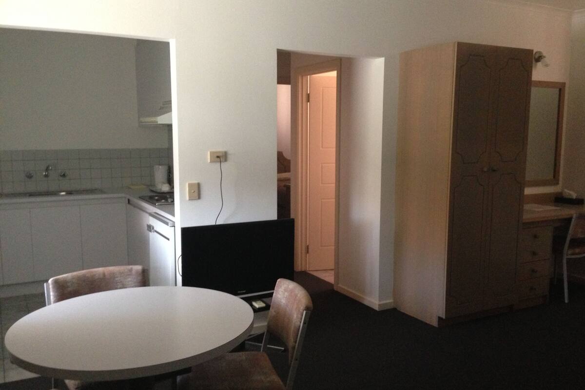 Apartemen, 2 kamar tidur | Tempat tidur Select Comfort, meja kerja, dan tirai kedap cahaya