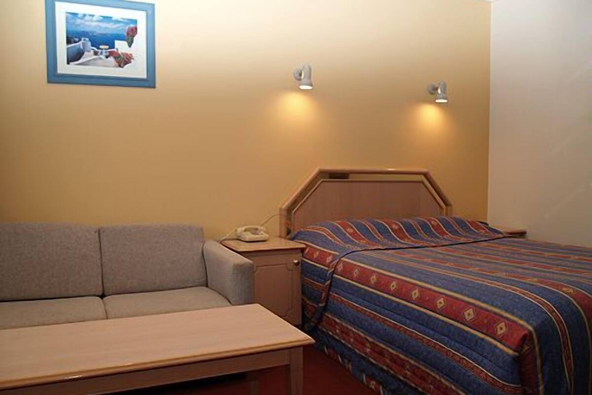 Kamar Twin | Tempat tidur Select Comfort, meja kerja, dan tirai kedap cahaya