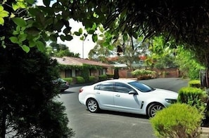 Free self parking - Nunawading Motor Inn (Blackburn)