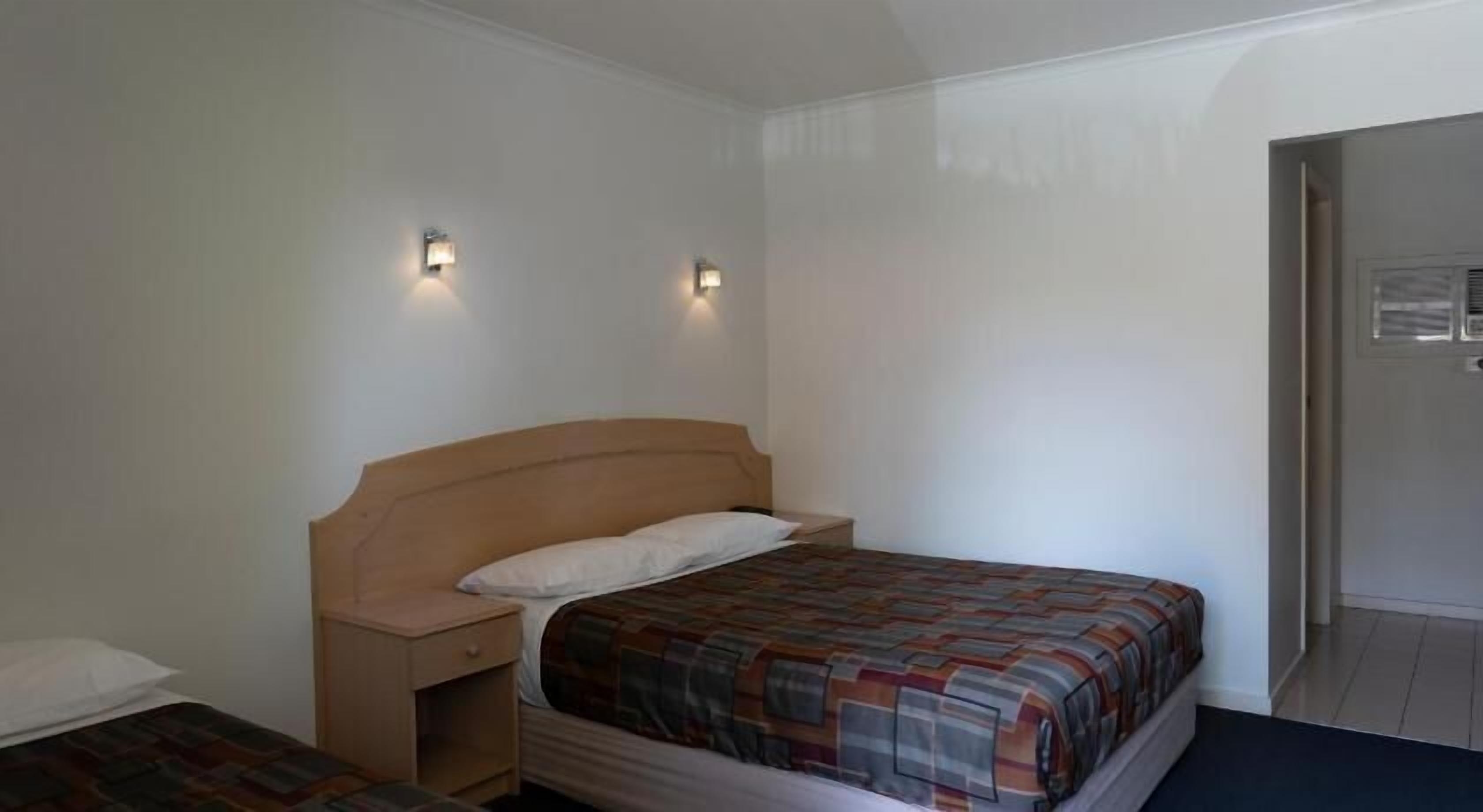 Senger med Select Comfort-madrass, skrivebord og blendingsgardiner