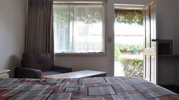 Standardrum - 1 queensize-säng | 2 sovrum, Select Comfort-madrasser, skrivbord och mörkläggningsgardiner