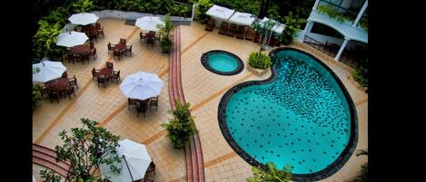 Piscina a l'aire lliure, para-sols i gandules