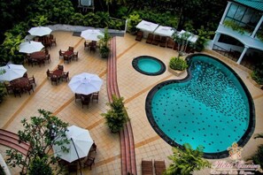 Outdoor pool, pool umbrellas, sun loungers