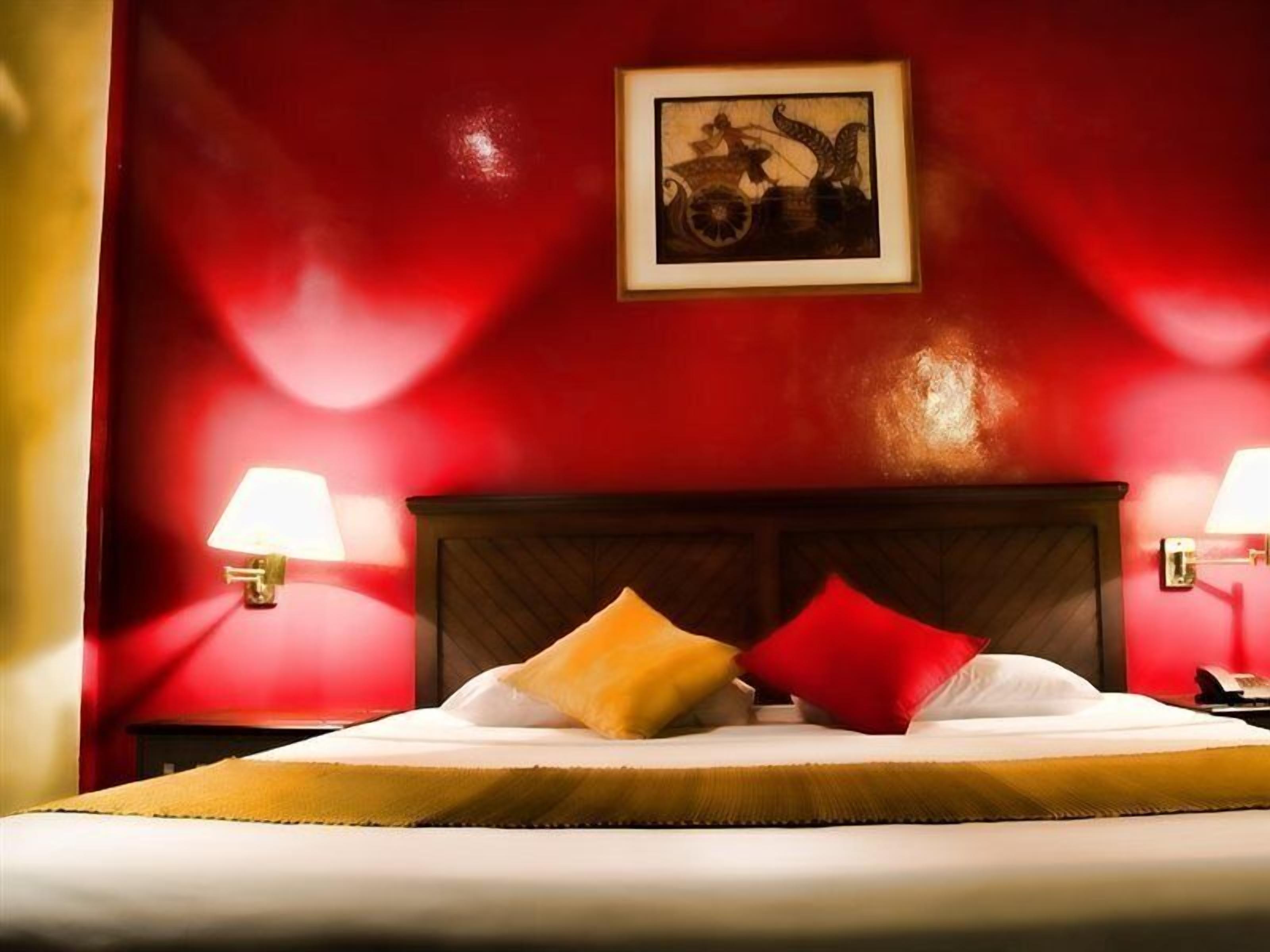 Een minibar, een kluis op de kamer, een bureau, verduisterende gordijnen