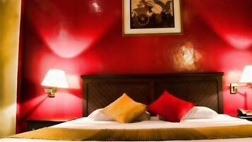 Een minibar, een kluis op de kamer, een bureau, verduisterende gordijnen