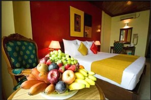 迷你吧、房內夾萬、書桌、遮光窗簾/窗簾