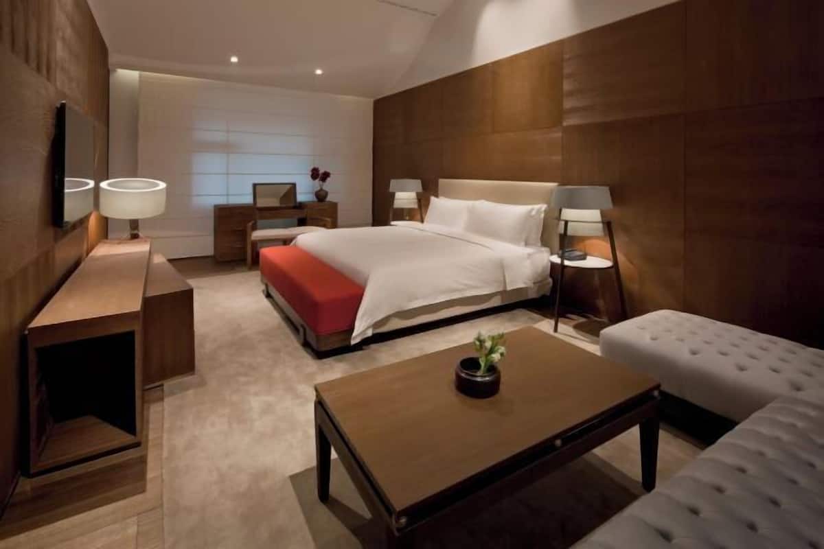 Hochwertige Bettwaren, kostenlose Minibar, Zimmersafe, Schreibtisch