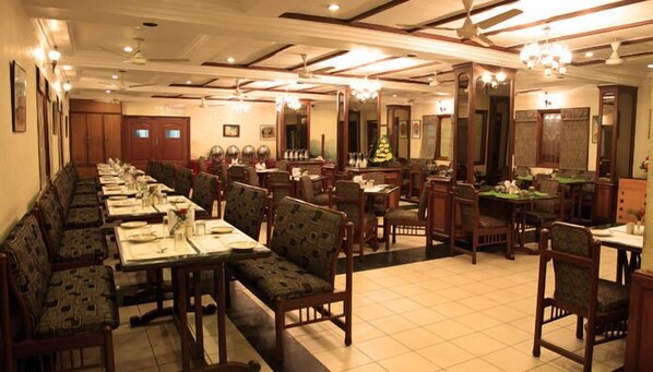 Lunch and dinner served, international cuisine