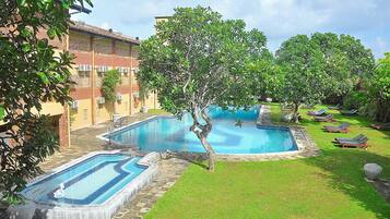 2 outdoor pools, pool loungers