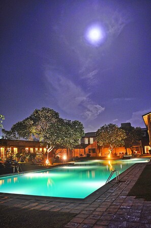 2 outdoor pools, sun loungers