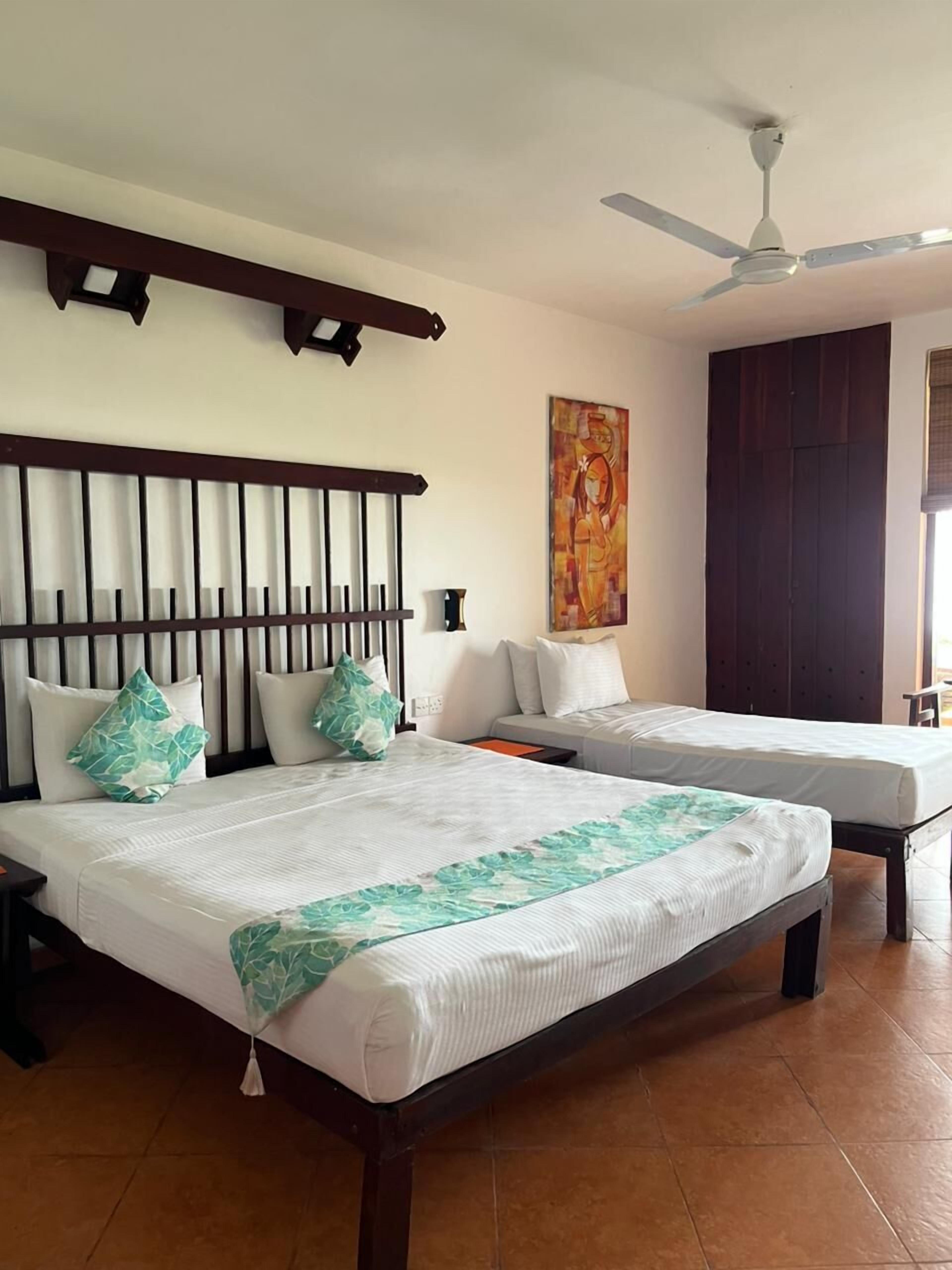 Deluxe Triple Room | Individually decorated, desk, cribs/infant beds, rollaway beds