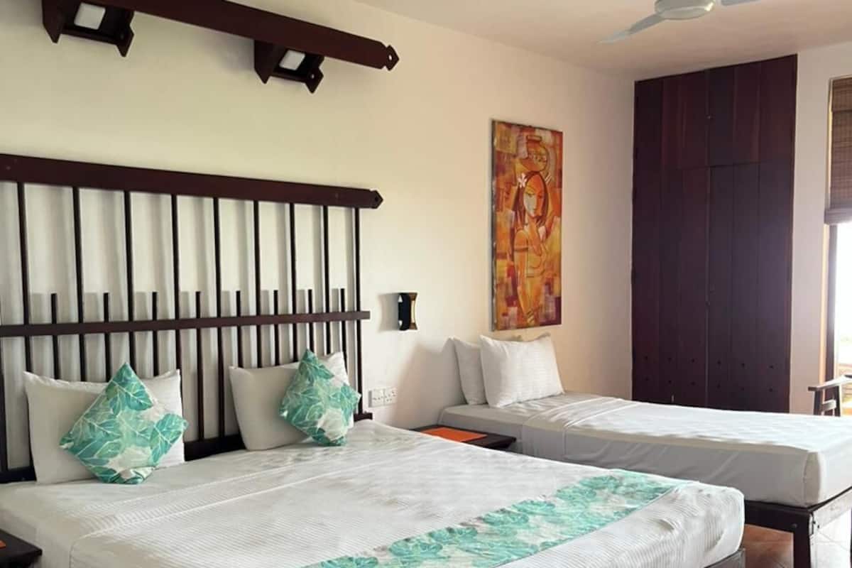 Habitación triple Deluxe | Decoración personalizada, escritorio, cunas y camas extra