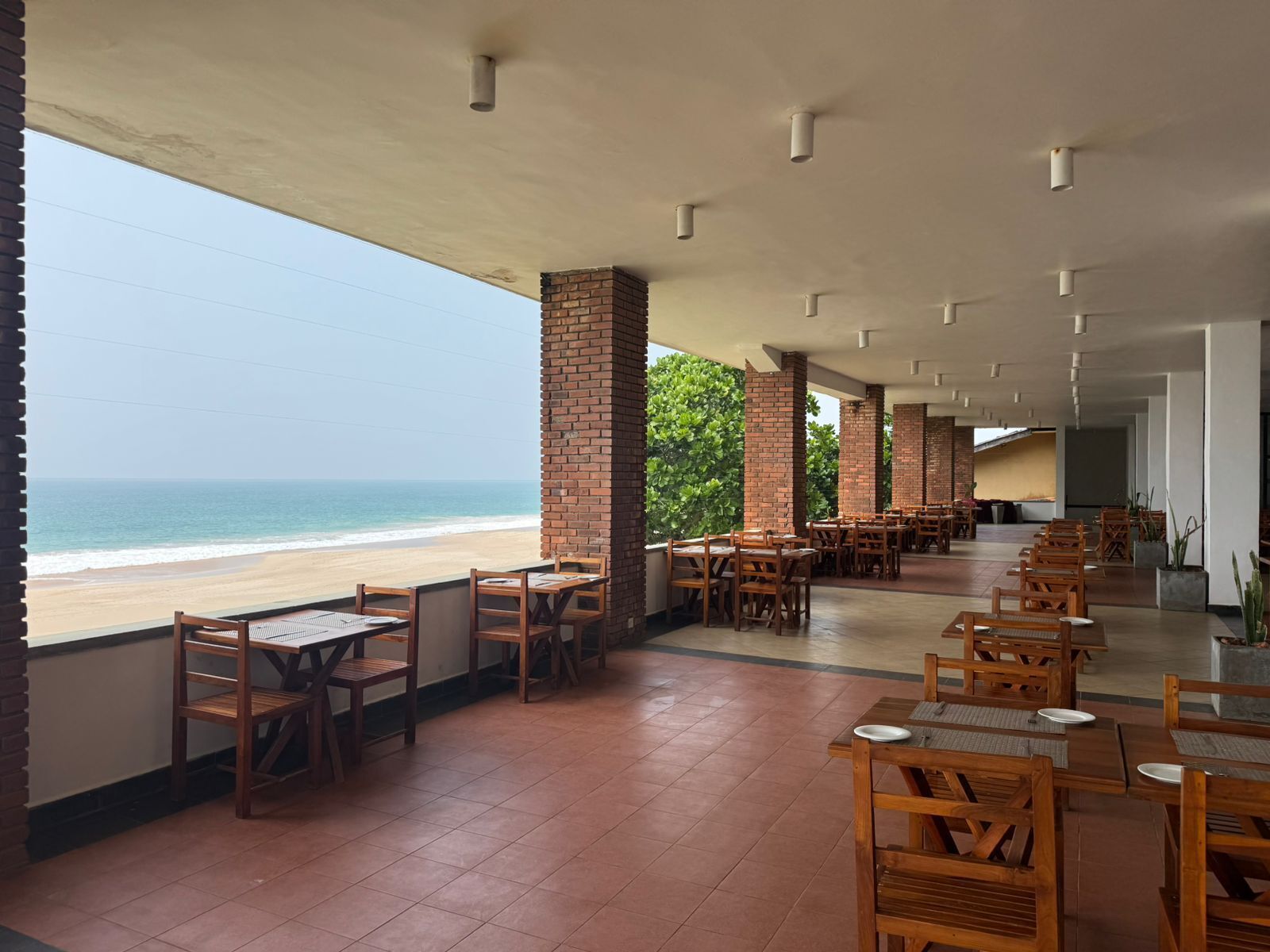 2 restaurants; breakfast, lunch and dinner served 