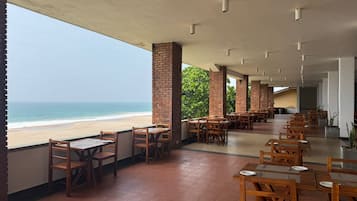 2 restaurants; breakfast, lunch and dinner served