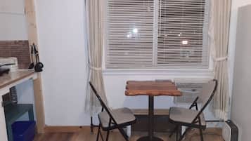 Comfort Studio, 1 Bedroom, Mountain View | Private kitchen | Oven, coffee/tea maker, eco-friendly cleaning products