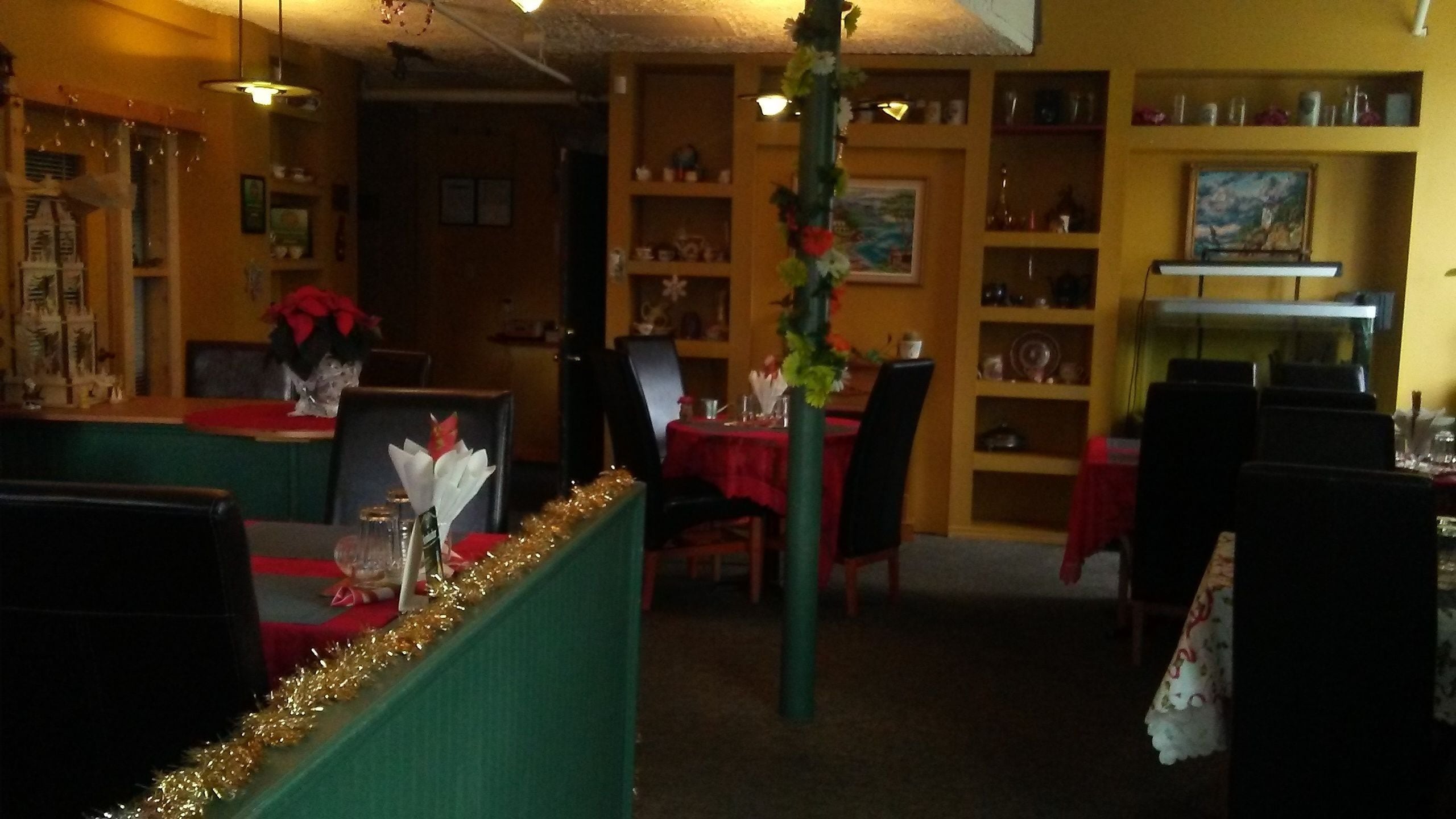 Interior de restaurant amb seients privats, zona de bar i taula per a dos.