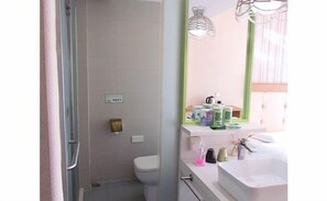 Shower, rainfall showerhead, hair dryer - Shanshui Trends Hotel Shao Yao Ju (Beijing)