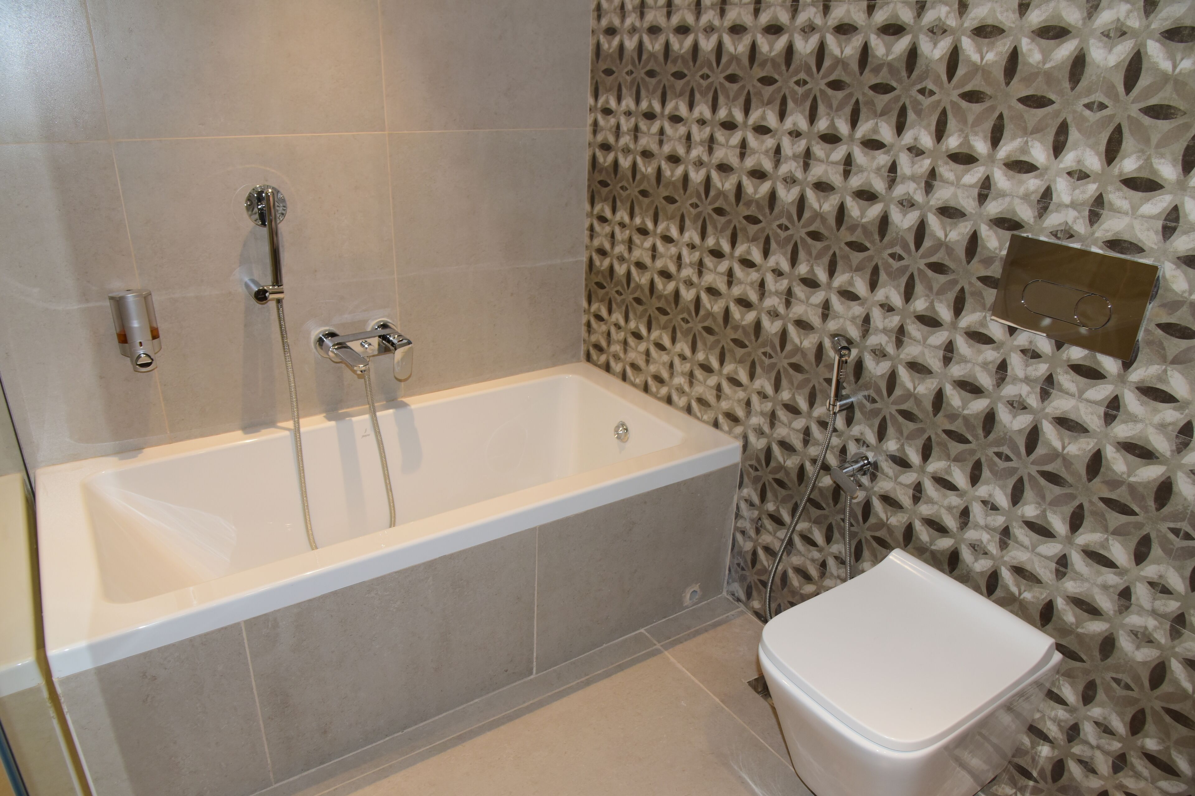 Une salle de bain moderne équipée d’une baignoire, d’une douche et de toilettes.