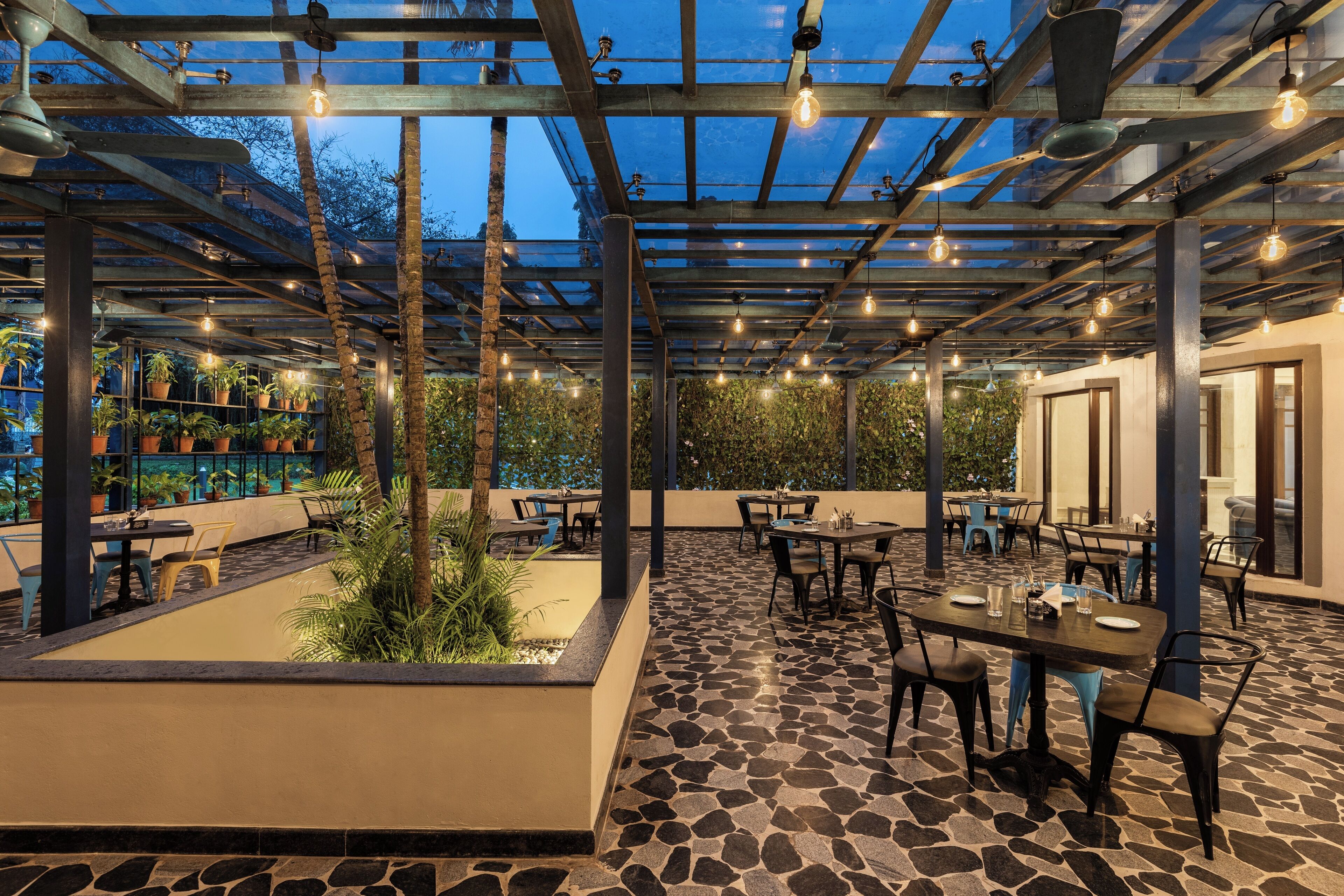 供应午餐和晚餐，国际美食