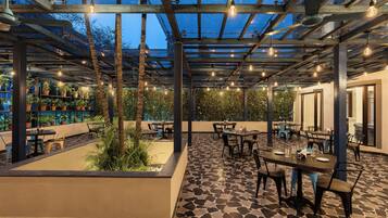 Lunch and dinner served, international cuisine