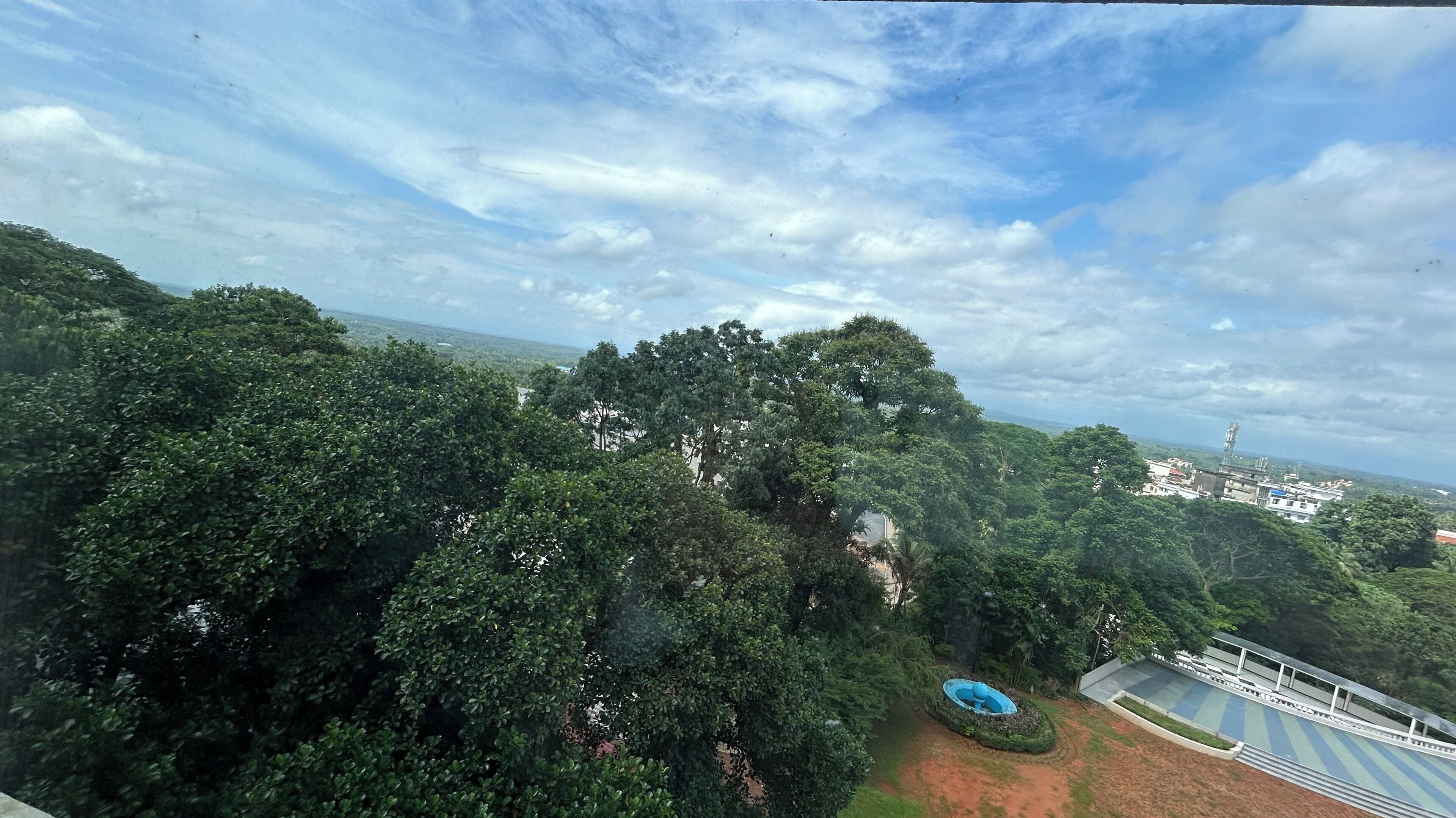 Un paysage verdoyant et luxuriant, avec un feuillage dense et un ciel dégagé.