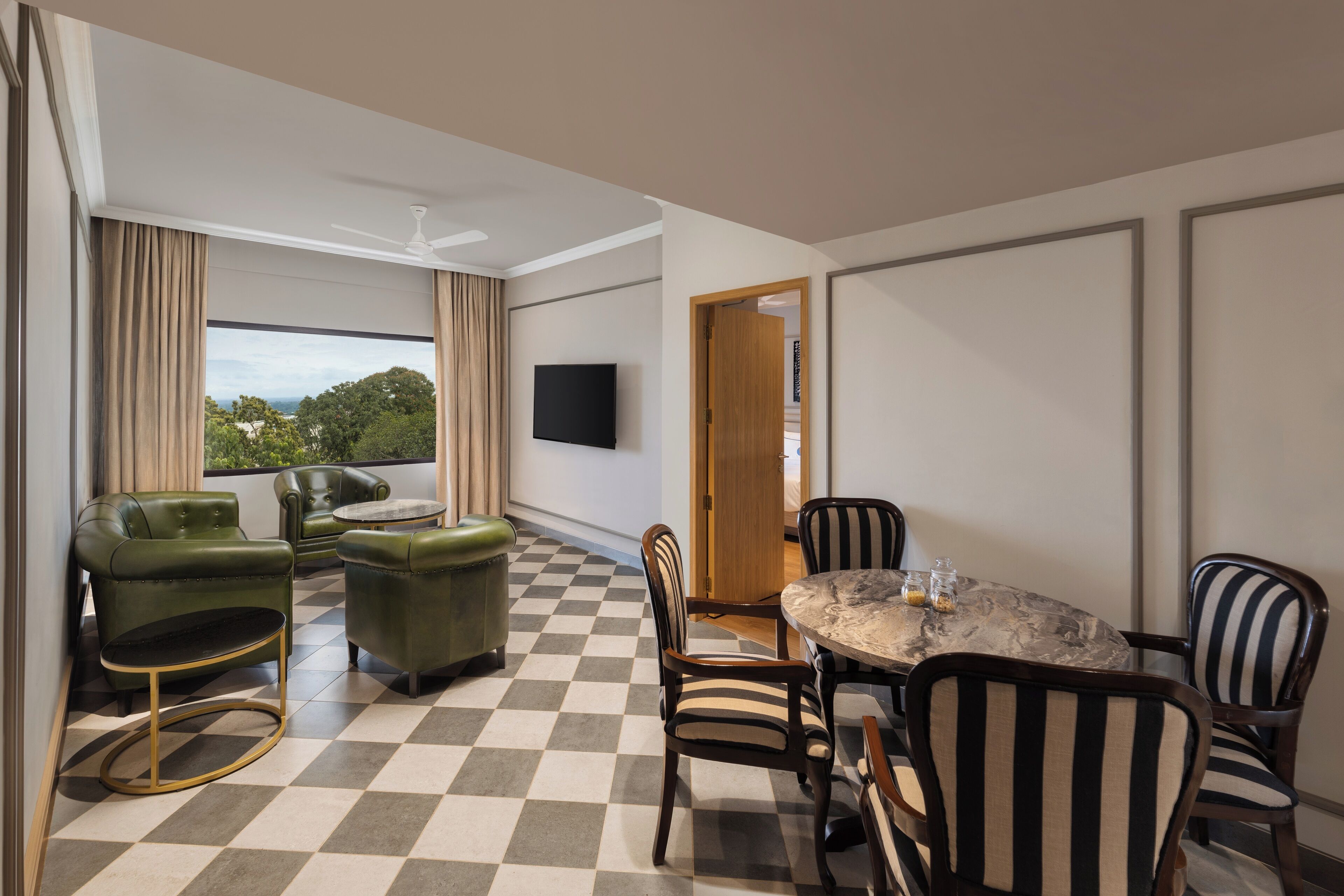 Minibaari, tallelokero huoneessa, äänieristys, silitysrauta/-lauta