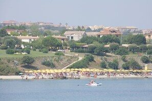 Plage privée, sable blanc, parasols