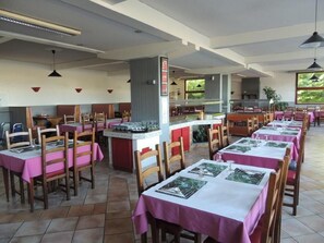 Menyajikan masakan daerah