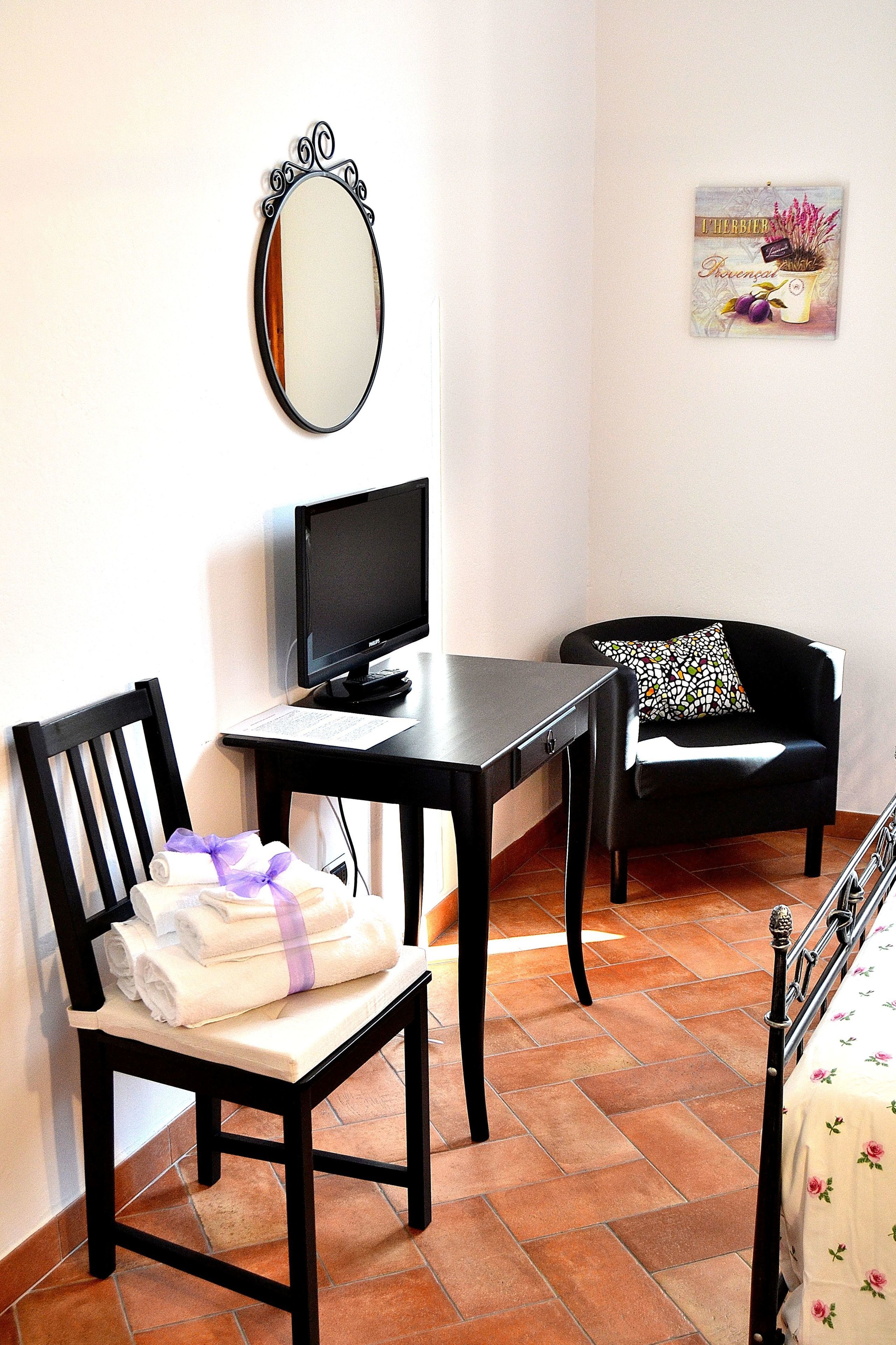 Double or Twin Room, Private Bathroom (esterno) | Living area | LED TV