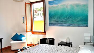 Grand-Doppelzimmer, 1 King-Bett | 1 Schlafzimmer, Daunenbettdecken, Schreibtisch, kostenloses WLAN