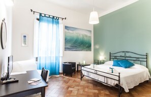 Grand-dobbeltværelse - 1 kingsize-seng | Dundyner, skrivebord, gratis Wi-Fi, sengetøj