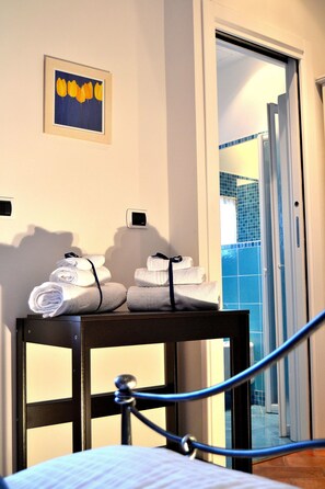 Deluxe-Doppel- oder -Zweibettzimmer, 1 Schlafzimmer, Balkon, Gartenblick | Daunenbettdecken, Schreibtisch, kostenloses WLAN, Bettwäsche