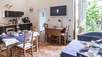 Tägliches einheimisches Frühstück (8 EUR pro Person)