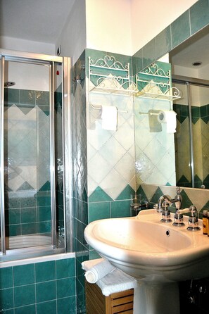 Grand Double Room, 1 King Bed | Bathroom | Rainfall showerhead, free toiletries, hair dryer, bidet - Chez Moi (Florence)