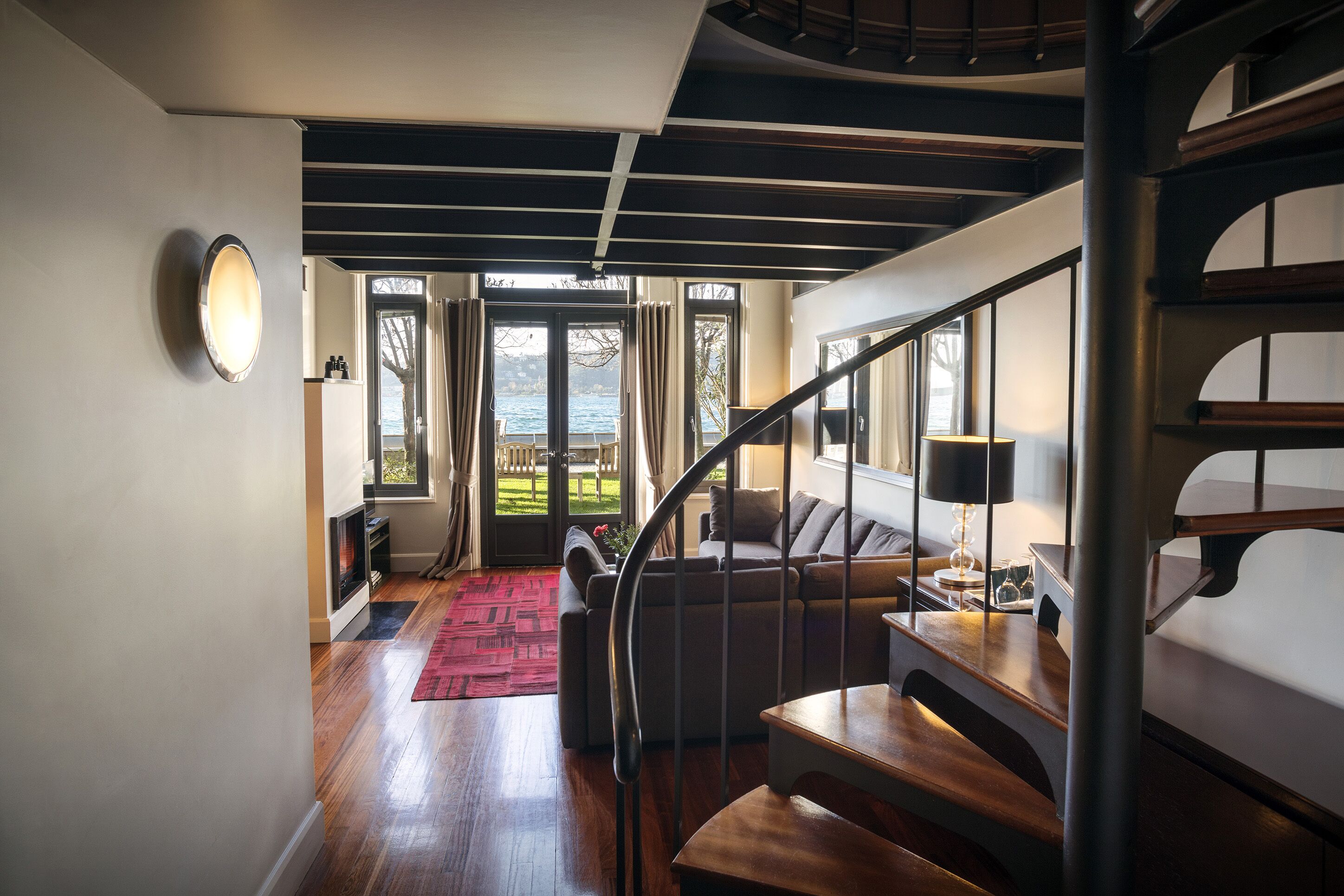 Minibar, in-room safe, desk, free WiFi