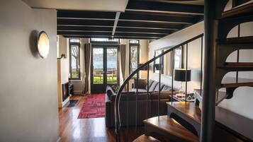 Minibar, in-room safe, desk, free WiFi