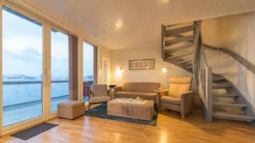 RORBU STANDARD, 3 BEDROOMS, SEA VIEW | Área de sala de estar