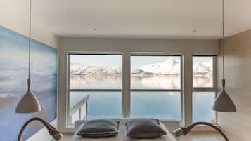 Habitación doble Premium, 1 cama Queen size, vista al mar | Decoración personalizada, muebles diferentes y ropa de cama
