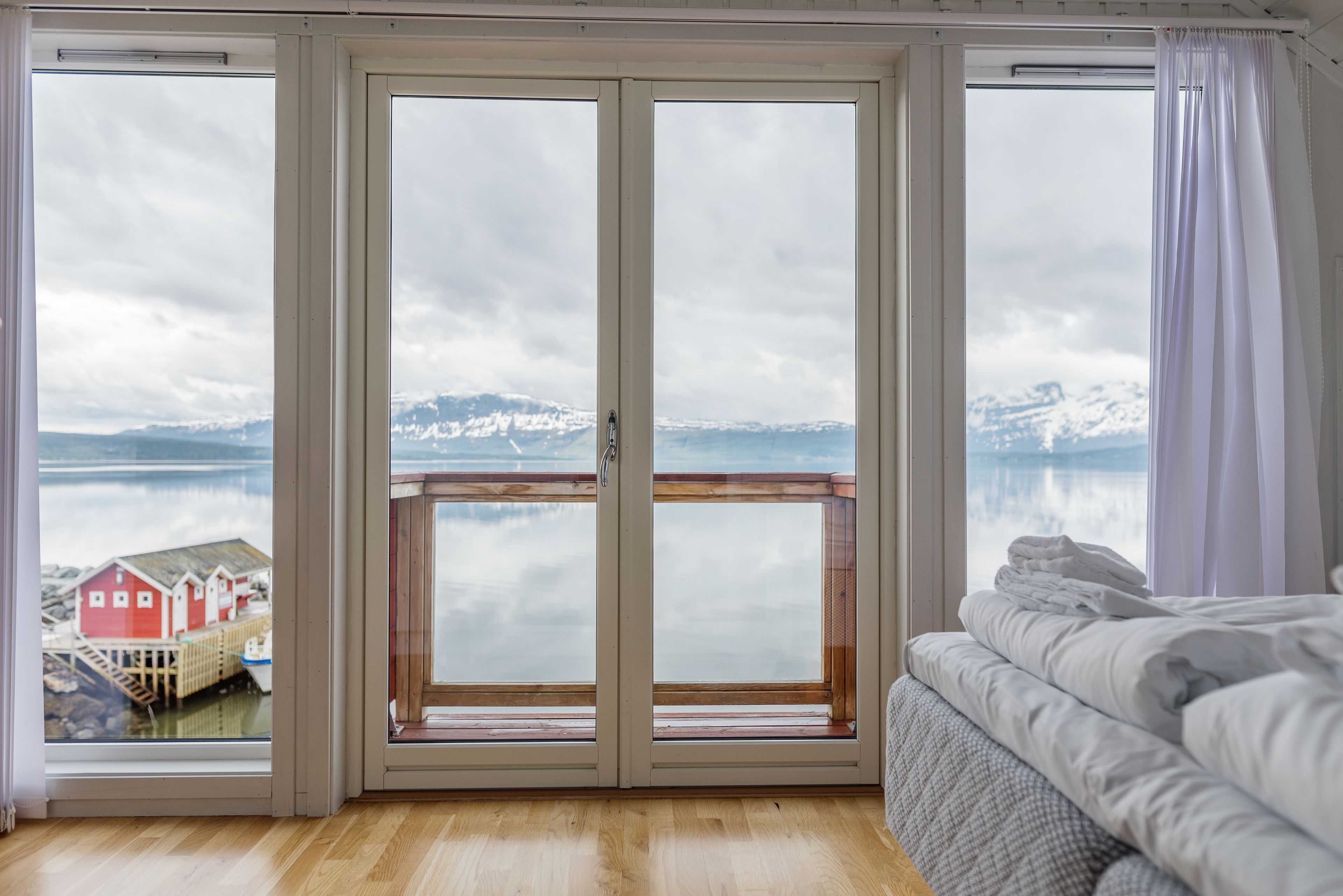 rorbu standard, 3 bedrooms, sea view | terrace/patio