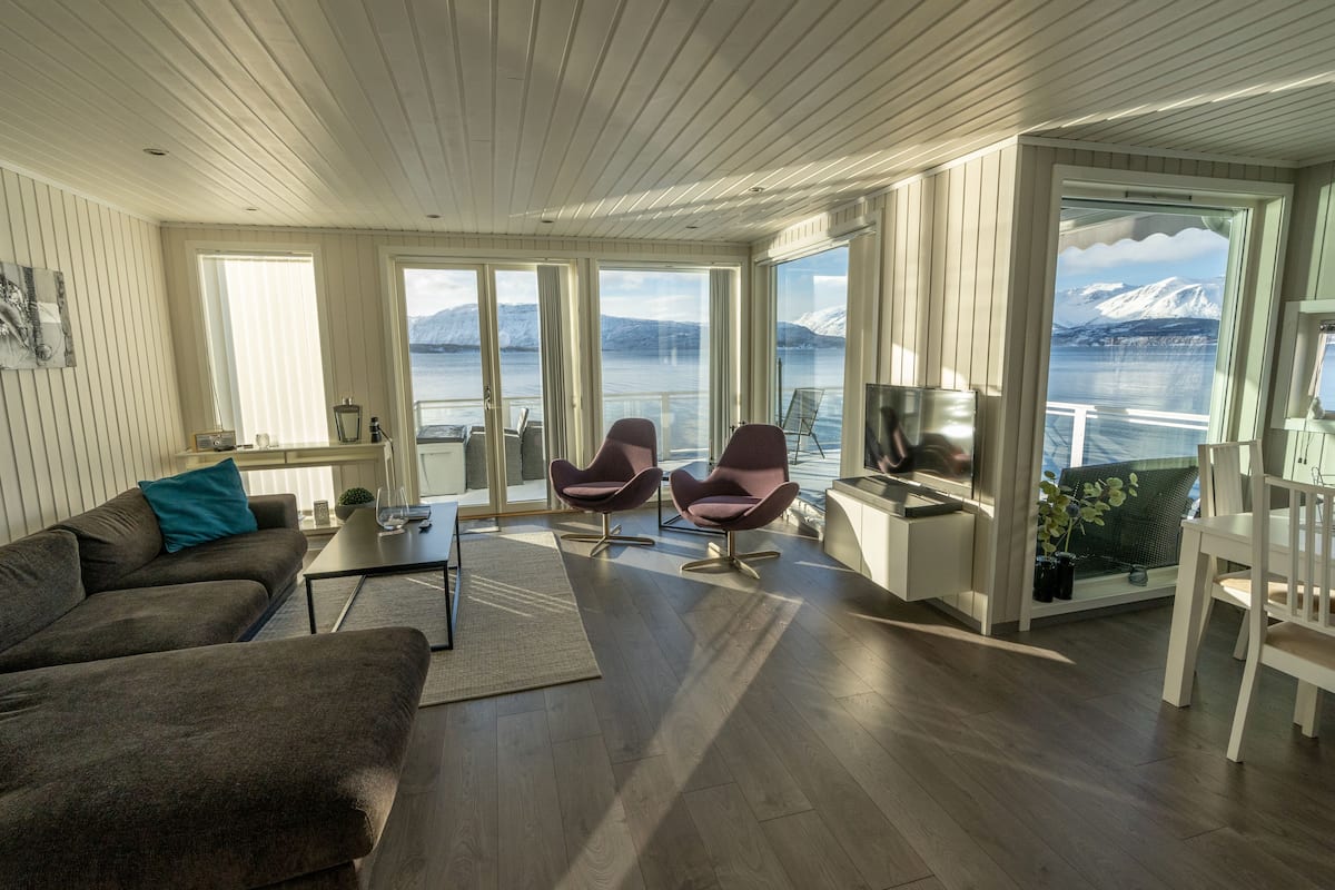RORBU PREMIUM 3 BEDROOMS, SEA VIEW | Blendingsgardiner, strykejern/-brett og individuelt dekorert