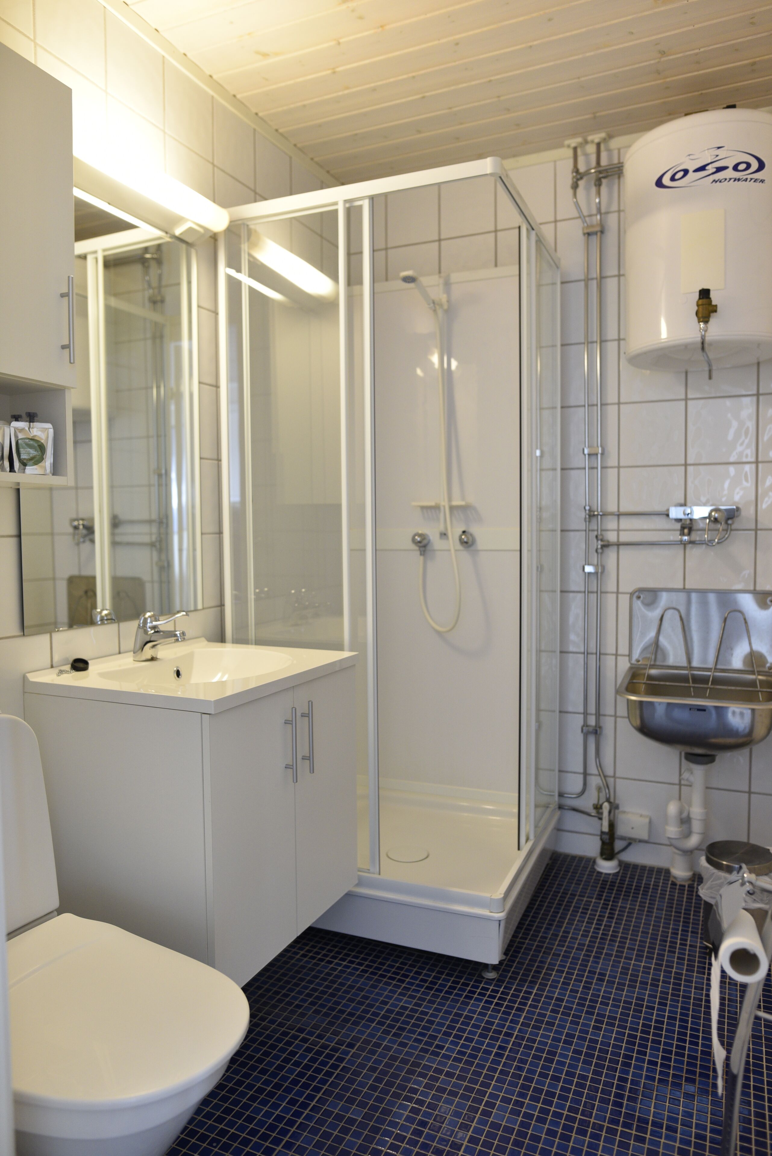 standard apartment, 2 bedrooms, sea view | bathroom | shower, free toiletries, hair dryer, towels