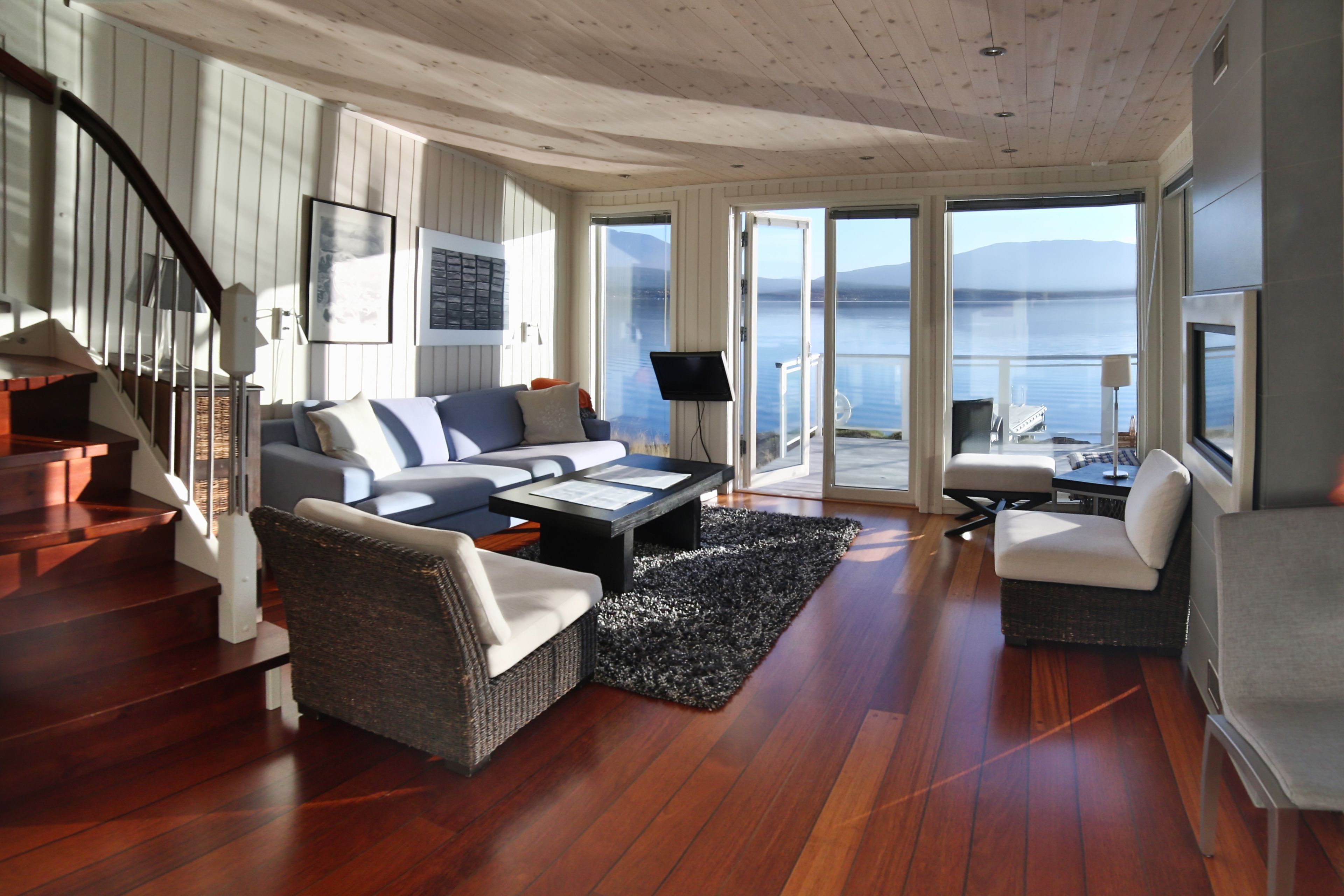 rorbu premium 3 bedrooms, sea view | living room