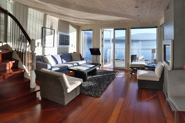 RORBU PREMIUM 3 BEDROOMS, SEA VIEW | Living room