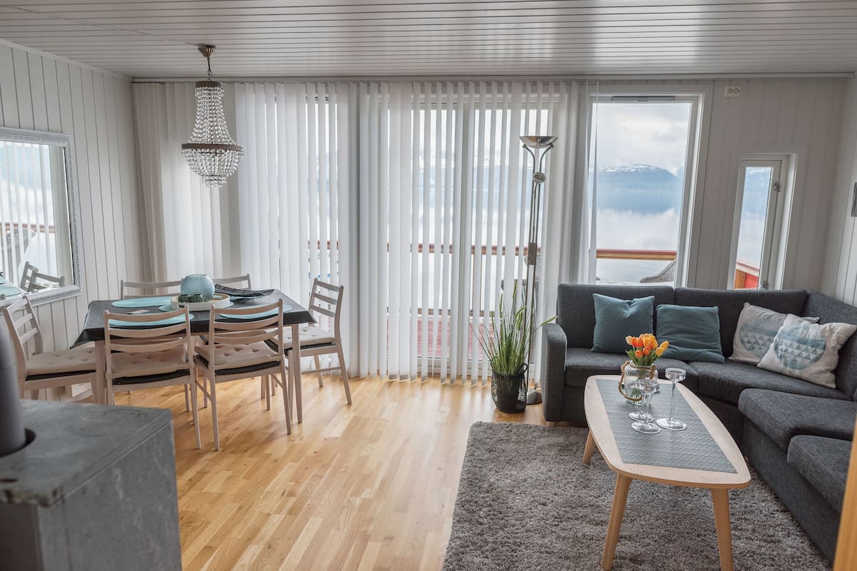 RORBU STANDARD, 3 BEDROOMS, SEA VIEW | Blendingsgardiner, strykejern/-brett og individuelt dekorert